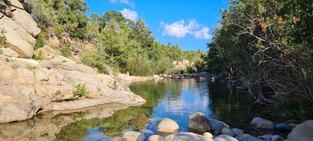 Rivière naturelle et piscines naturelles près Favone - Vacances nature Corse